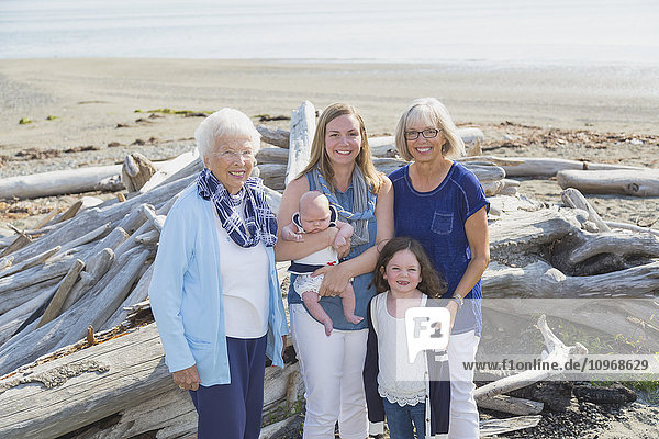 Vier Generationen von Frauen in einer Familie posieren am Strand; Fox Spit  Whidbey Island  Washington  Vereinigte Staaten von Amerika'.
