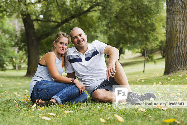 Ein Ehepaar  das gemeinsam Zeit in einem Park verbringt; Edmonton  Alberta  Kanada'.