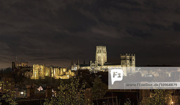 Kathedrale und Burg von Durham bei Nacht beleuchtet; Durham  England'.