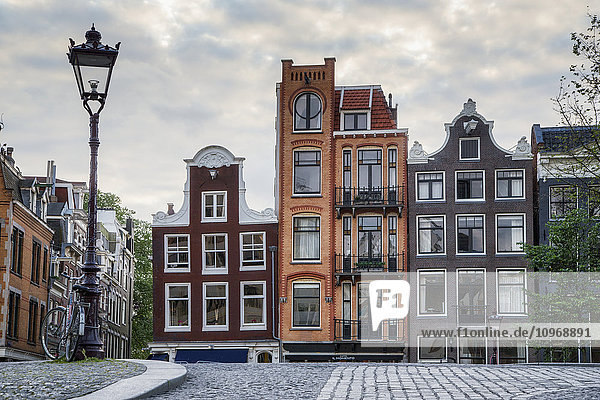 Einzigartige Wohngebäude und ein Laternenpfahl; Amsterdam  Niederlande'.