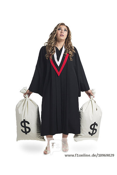 Junge Absolventin mit Geldsäcken  die die Kosten ihrer Ausbildung symbolisieren; Edmonton  Alberta  Kanada'.