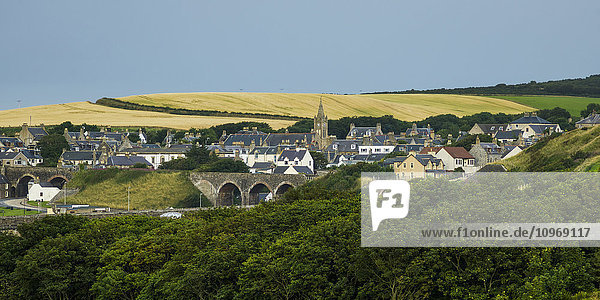 Häuser in einer Stadt in den Highlands mit Ackerland in der Ferne; Cullen  Moray  Schottland'.