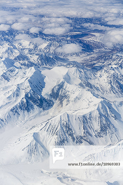 Luftaufnahme von schneebedeckten Bergen in der Nähe von Anchorage  Southcentral Alaska  USA  Frühling