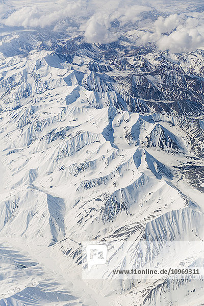 Luftaufnahme von schneebedeckten Bergen in der Alaska Range  Inneres Alaska  USA  Winter