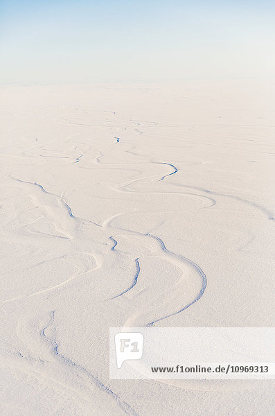 Luftaufnahme von Schnee  der vom Wind zu Mustern verweht wurde  North Slope  Arctic Alaska  USA  Winter