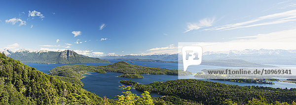 Panoramablick auf einen großen See in Patagonien  mit schneebedeckten Bergen und blauem Himmel; Argentinien