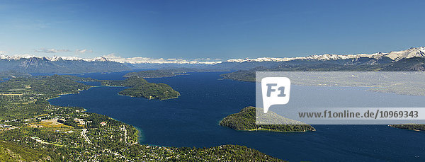 Panoramablick auf einen großen See in Patagonien  mit schneebedeckten Bergen und blauem Himmel; Argentinien
