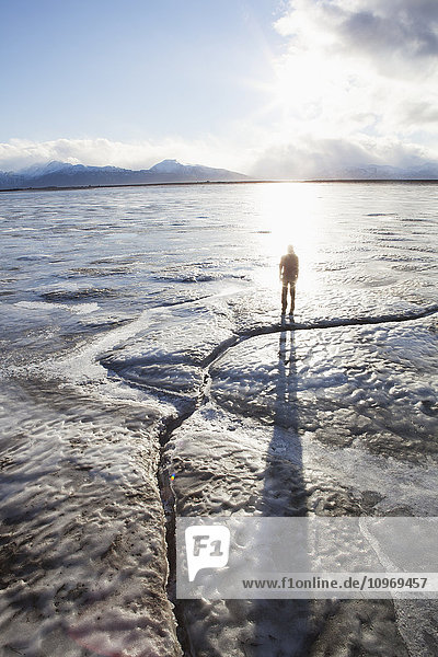 Silhouette einer Person am Strand  Homer Spit  Southcentral Alaska