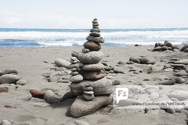 Ein Steinhaufen ist wunderschön am Strand angeordnet; Insel Hawaii  Hawaii  Vereinigte Staaten von Amerika'.