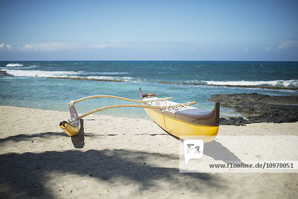 'Outrigger-Kanu am Strand; Insel Hawaii  Hawaii  Vereinigte Staaten von Amerika'.