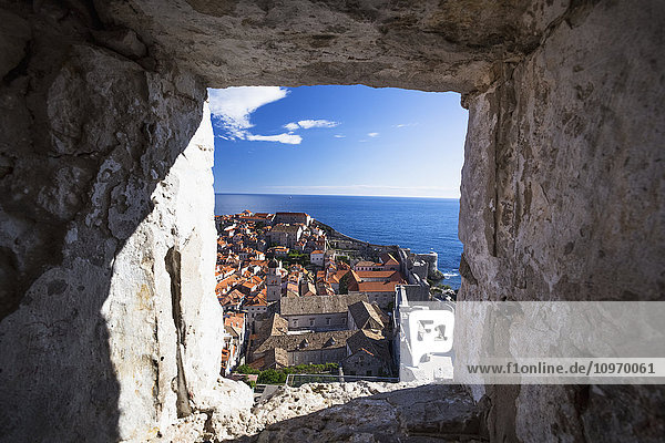 Die Stadtmauern von Dubrovnik umgeben die Altstadt von Dubrovnik und bieten atemberaubende Landschaften und Aussichtspunkte rund um die Stadt; Dubrovnik  Kroatien'