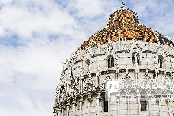 Eine Nahaufnahme der Architektur der Kuppel auf der Piazza dei Miracoli  des Baptisteriums und der Kuppel; Pisa  Toskana  Italien'.
