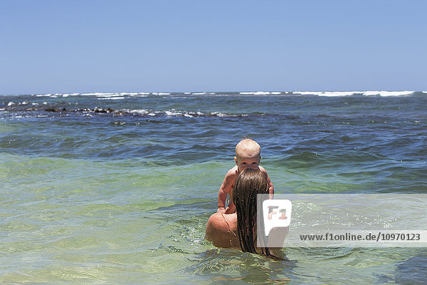 Eine Mutter und ihre Tochter spielen im warmen Wasser; Kauai  Hawaii  Vereinigte Staaten von Amerika'.