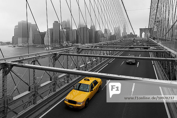 Gelbes Taxi auf der Brooklyn-Brücke; Brooklyn  New York  Vereinigte Staaten von Amerika'.