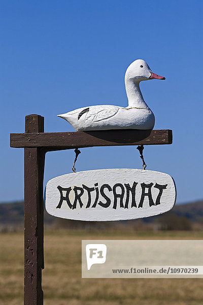 Geschnitzte hölzerne Ente auf einem Schild; Quebec  Kanada'.