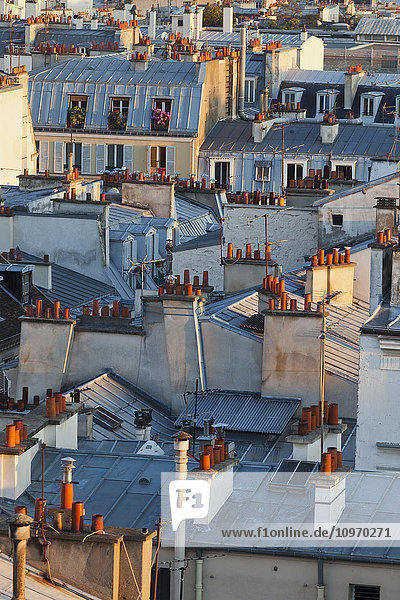 Dächer von Wohngebäuden; Paris  Frankreich'.