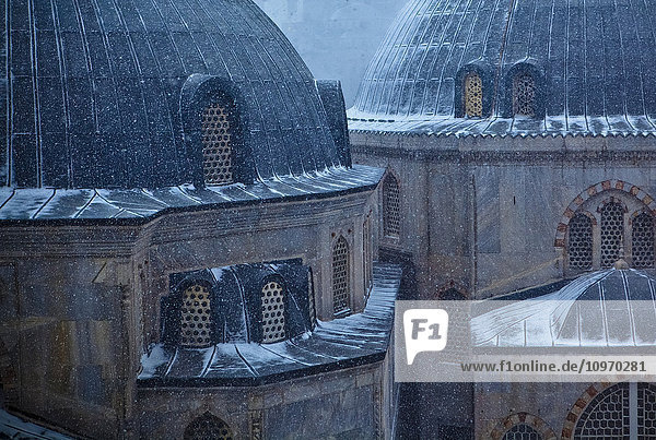 Hagia Sophia (Ayasofya) unter Schnee. Die Moschee  heute ein Museum  gilt als Inbegriff der byzantinischen Architektur; Istanbul  Türkei'