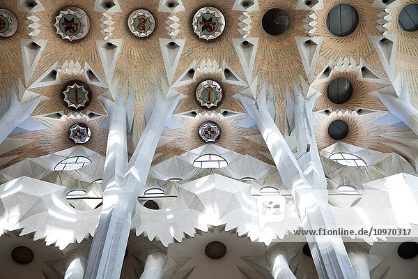 Innenraum der Sagrada Familia; Barcelona  Katalonien  Spanien'.