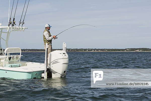 Ein Mann steht am Ende eines Fischerbootes und fischt im Atlantik vor der Küste von Cape Cod; Massachusetts  Vereinigte Staaten von Amerika '