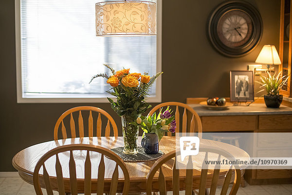Blumen auf einem von der Nachmittagssonne beleuchteten Tisch; Chilliwack  British Columbia  Kanada'.