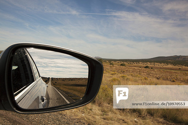 Fahren auf der Route 66 mit Landschaft  die sich im Rückspiegel des Autos spiegelt; Arizona  Vereinigte Staaten von Amerika'.