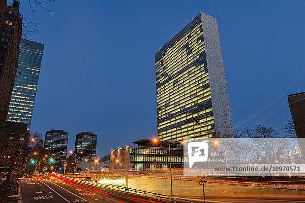 Vereinte Nationen in der Dämmerung; New York City  New York  Vereinigte Staaten von Amerika'.