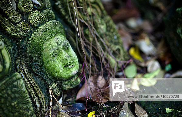 Terrakotta-Skulptur eines thailändischen Gottes oder vielleicht eines Tempeldieners liegt in Trümmern; Chiang Mai  Thailand'.
