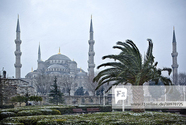 Die Blaue Moschee im Winter bei einem Wintersturm; Istanbul  Türkei'.