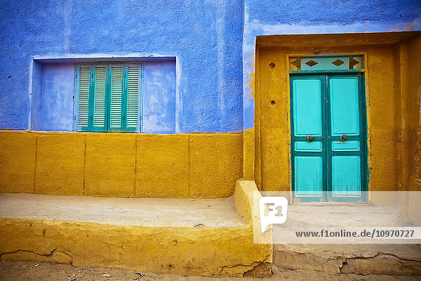 Eine farbenfrohe Wand an einem nubischen Haus in einem Dorf am Nil; Ägypten'.