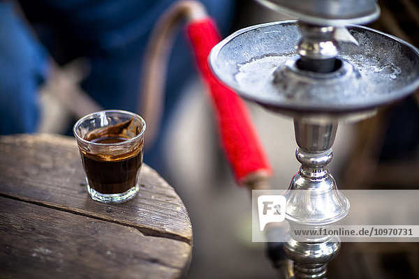 Ein Glas türkischer Kaffee steht neben einer Schescha in einem kleinen Dorf in der Nähe von Luxor  Ägypten.
