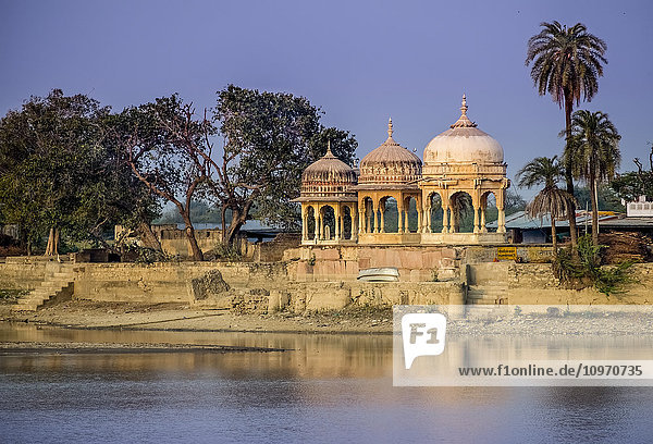 Chhatri  erhöhte  kuppelförmige Pavillons  die als Element der indischen Architektur verwendet werden; Panchewar  Indien'.