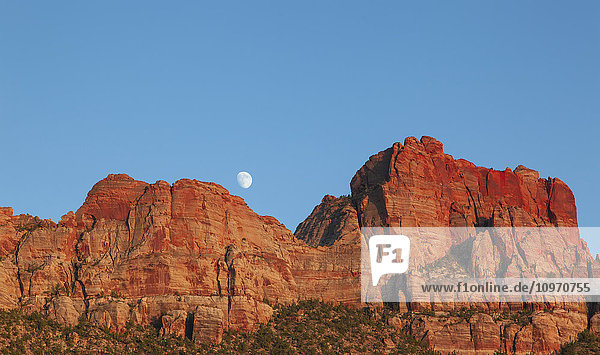 Der Mond geht über den roten Bergen bei Zion auf; Utah  Vereinigte Staaten von Amerika'.