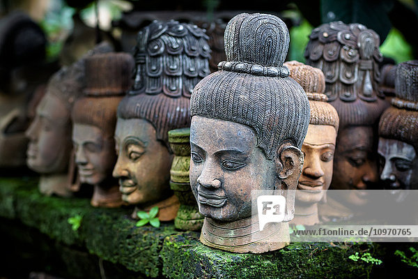 Köpfe von Buddha-Statuen werden in einer Terrakotta-Fabrik gestapelt; Chiang Mai  Thailand'.