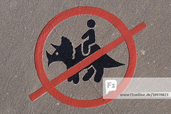 Schild 'Reiten auf Dinosauriern verboten; Drumheller  Alberta  Kanada'.