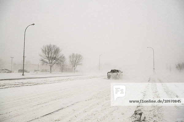 Ein Lastwagen fährt durch einen Schneesturm; Grand Forks  North Dakota  Vereinigte Staaten von Amerika'.