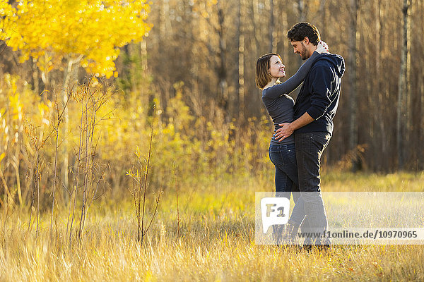 Ein junges Paar geht spazieren und genießt die Gesellschaft des anderen in einem Stadtpark im Herbst; Edmonton  Alberta  Kanada'.