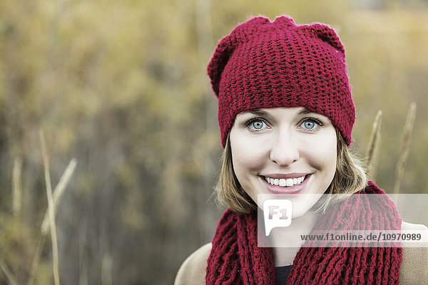 Eine schöne junge Frau posiert für die Kamera während eines Ausflugs in einem Stadtpark im Herbst; Edmonton  Alberta  Kanada
