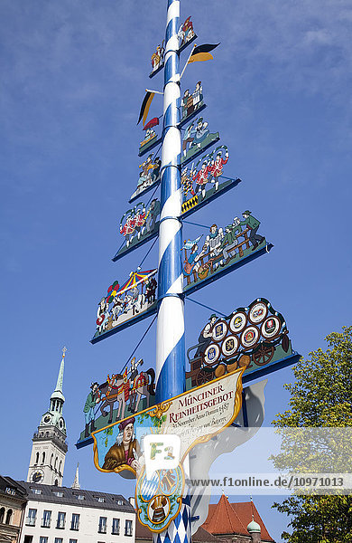 Ein Pfahl mit bunten  dekorativen Kunstwerken auf einem Stadtplatz; München  Bayern  Deutschland'.