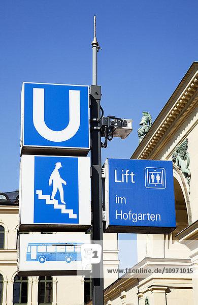 Schilder für einen Aufzug und eine Treppe zu einer Bushaltestelle vor einem Gebäude; München  Bayern  Deutschland'.