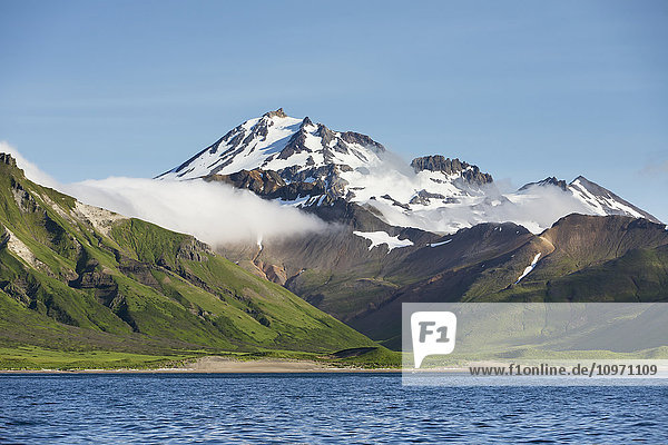 Frostiger Vulkan in der Nähe von Cold Bay auf der Alaska-Halbinsel im Sommer; Südwest-Alaska  Vereinigte Staaten von Amerika'.
