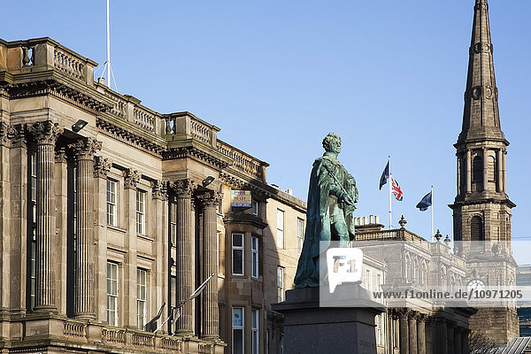 Gebäude und eine Statue in der George Street; Edinburgh  Schottland .