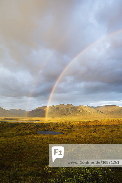 Doppelter Regenbogen auf der Brooks Range  Gates Of The Arctic National Park  Nordwest-Alaska oberhalb des Polarkreises; Alaska  Vereinigte Staaten von Amerika'.