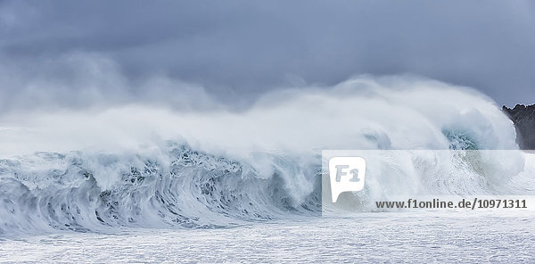 Riesige Wellen brechen am Strand von Djupalonssandur  Halbinsel Snaefellsnes; Island'.