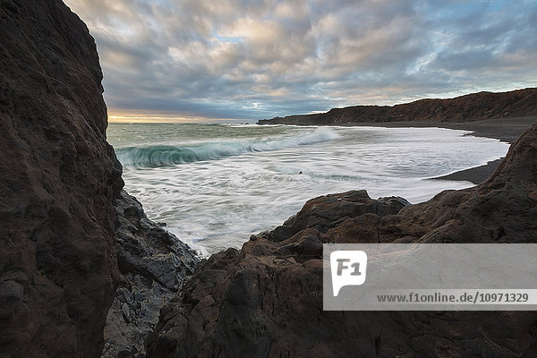 Wellen schlagen an die Küste von Djupalonsanndur auf der Halbinsel Snaefellsnes; Island'.