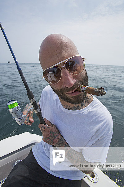 Fischer mit einer Zigarre im Mund  Hafen von Boston; Boston  Massachusetts  Vereinigte Staaten von Amerika
