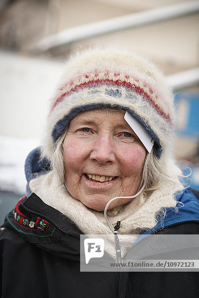 Porträt von Mary Shields  einer der ersten Frauen  die 1974 das Iditarod absolvierten  beim offiziellen Start des Iditarod 2015 in Fairbanks  Alaska.