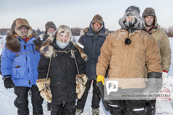 Freiwillige Helfer am Kontrollpunkt Manley Hot Springs posieren für ein Foto während des Iditarod 2015
