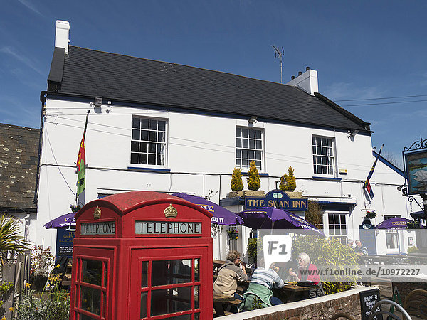 Hotel und rote Telefonzelle; Lympstone  Devon  England'.