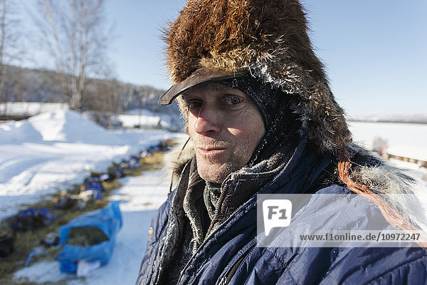 Tim Hunt Porträt am Ruby-Kontrollpunkt während des Iditarod 2015