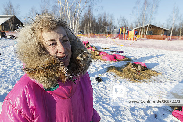 Porträt von DeeDee Jonrowe am Kontrollpunkt Huslia während des Iditarods 2015